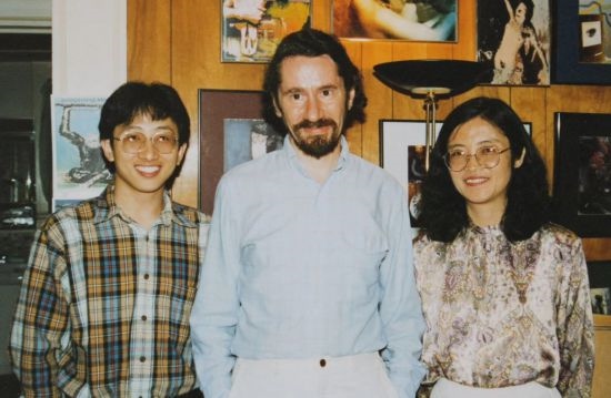 1992年，朱銳（左）赴美國(guó)杜蘭大學(xué)攻讀心靈哲學(xué)與認(rèn)知科學(xué)，師從心靈哲學(xué)和認(rèn)知科學(xué)家Radu Bogdan（中），右為朱銳師姐、北師大教授田平。