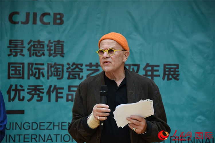 瑞典藝術(shù)家托比恩·卡爾斯博致辭。人民網(wǎng)記者 殷淼攝
