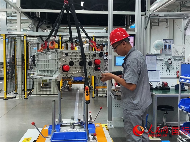技術人員進行系統(tǒng)化測試。人民網(wǎng)記者 于洋攝