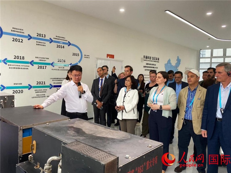 于民向駐華外交官和國際組織駐華代表介紹企業(yè)發(fā)展情況。人民網(wǎng) 宋歌攝