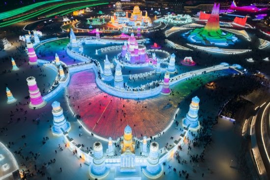 2024年1月1日，來自世界各地的游客在哈爾濱冰雪大世界園區(qū)內(nèi)游玩（無人機(jī)照片）。