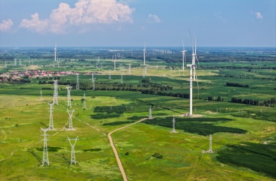 這是2024年7月19日拍攝的內(nèi)蒙古通遼238萬千瓦風(fēng)電項目（無人機(jī)照片）。此項目每年可將75億千瓦時清潔電能經(jīng)扎魯特—青州±800（千伏）直流特高壓外送通道送至山東地區(qū)消納，相當(dāng)于滿足受端地區(qū)超過300萬戶居民家庭用電需求，節(jié)約標(biāo)煤261萬噸，減少二氧化碳排放634萬噸。