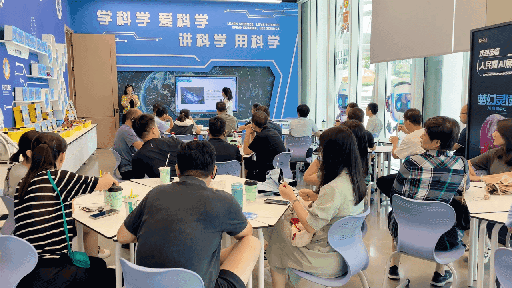研學團成員在AI研學培訓區(qū)學習。人民網 王戰(zhàn)雄攝
