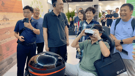 研學團成員正在用VR眼鏡體驗。人民網 王戰(zhàn)雄攝