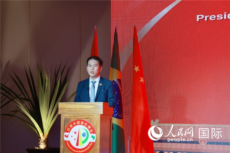 巴西中國浙江商會執(zhí)行會長陳翔廣宣讀賀電。人民網(wǎng)記者 陳海琪攝