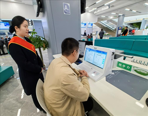 市民用電子范例填單臺(tái)錄入信息。人民網(wǎng)記者 周雯攝