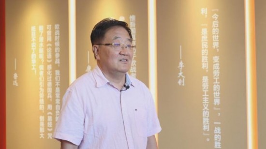 圖為中國社會科學學院近代史研究所研究員張俊義接受媒體采訪。