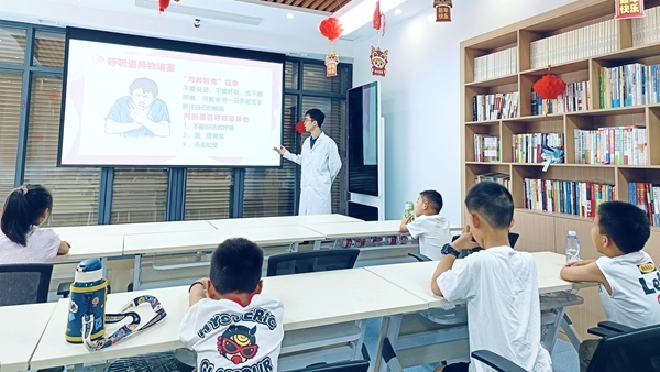 西安交通大學(xué)“筑夢醫(yī)心·護(hù)佑三農(nóng)”實(shí)踐團(tuán)開展健康科普。校方供圖