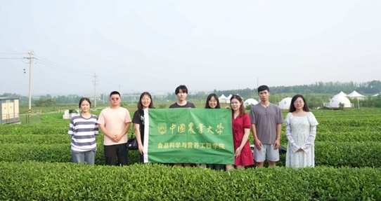 在山東日照，中國農(nóng)業(yè)大學(xué)食品學(xué)院實(shí)踐團(tuán)就農(nóng)業(yè)生產(chǎn)智能化設(shè)備、肥料選用等問題開展實(shí)地調(diào)研，并面向300余名村民陸續(xù)開展4次科普宣講。校方供圖