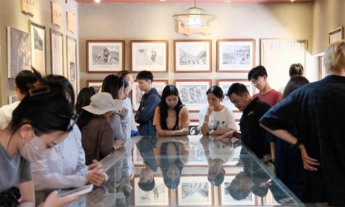 同學(xué)們觀摩文旅設(shè)計(jì)。校方供圖