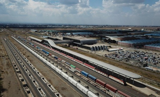 這是2023年9月在肯尼亞首都內(nèi)羅畢拍攝的蒙內(nèi)鐵路內(nèi)羅畢站（無人機(jī)照片）。新華社記者 韓旭 攝