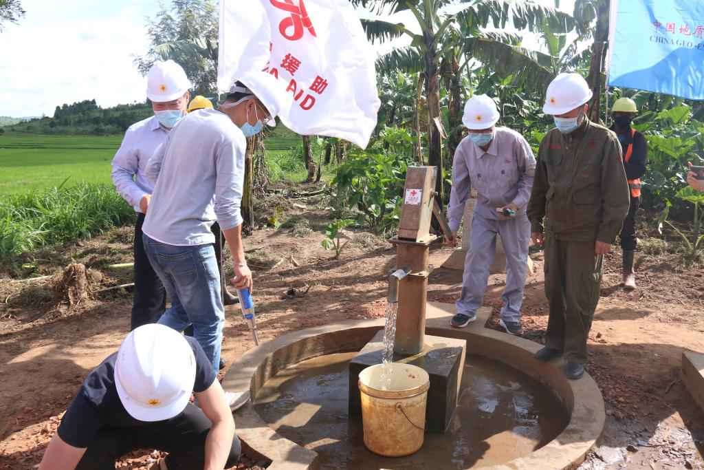 2022年4月11日，在盧旺達東方省加齊博區(qū)穆拉姆比，工作人員檢查一口中國援建的水井。新華社發(fā)