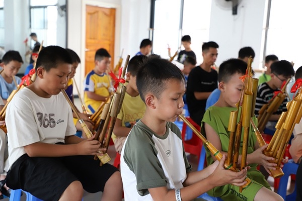 孩子們在學(xué)吹蘆笙。融水縣文化館供圖