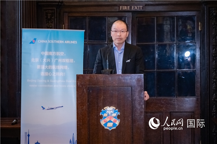 圖為中國南方航空倫敦營業(yè)部總經(jīng)理陳珂致辭。人民網(wǎng) 郭錦標(biāo)攝