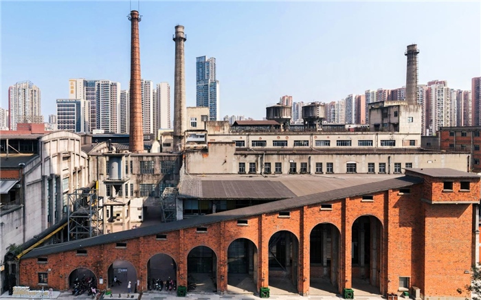在原成都國(guó)營(yíng)紅光電子管廠舊址上改建而成的東郊記憶園區(qū)南大門(mén)。大門(mén)既保留了老工業(yè)區(qū)的風(fēng)貌，又融入了現(xiàn)代審美和創(chuàng)意，成為了園區(qū)一大亮點(diǎn)。資料圖片