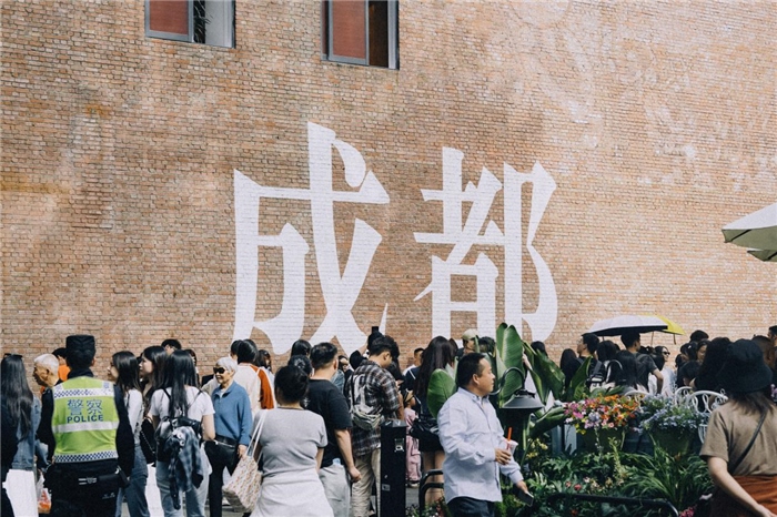 東郊記憶園區(qū)“成都?jí)Α币跃薮蟮摹俺啥肌弊謽雍酮?dú)特的藝術(shù)設(shè)計(jì)成為園區(qū)的網(wǎng)紅打卡地，吸引了眾多游客和市民前來(lái)參觀。資料圖片