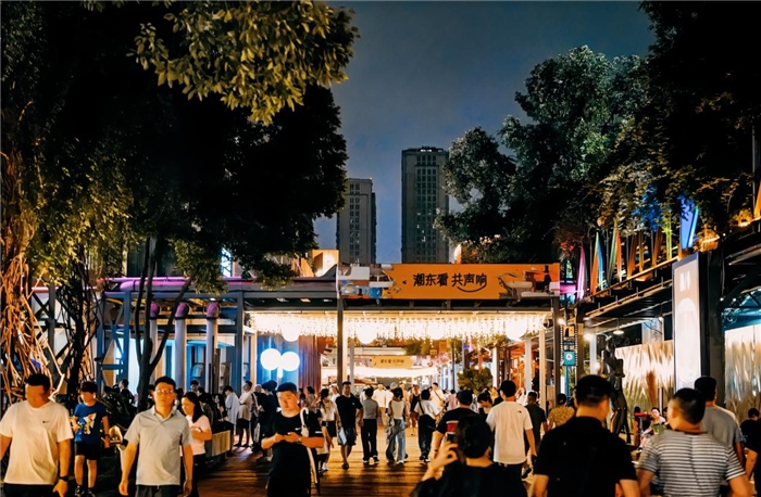 夜幕下的東郊記憶園區(qū)人流如織，熱度不減。資料圖片