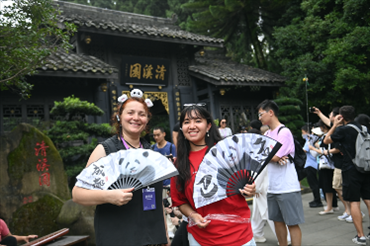 媒體考察團(tuán)成員在都江堰清溪園合影留念。（陳斌 攝）