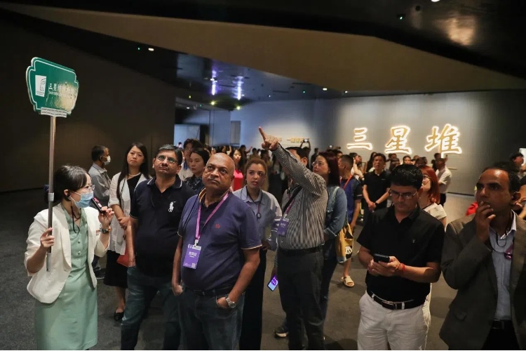 8月31日，亞洲媒體考察團(tuán)參訪三星堆博物館?！吨袊?jīng)濟(jì)周刊》記者肖翊攝