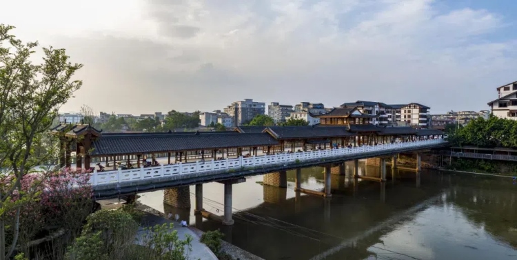 樂山蘇稽古鎮(zhèn)廊橋。樂山市委宣傳部供圖