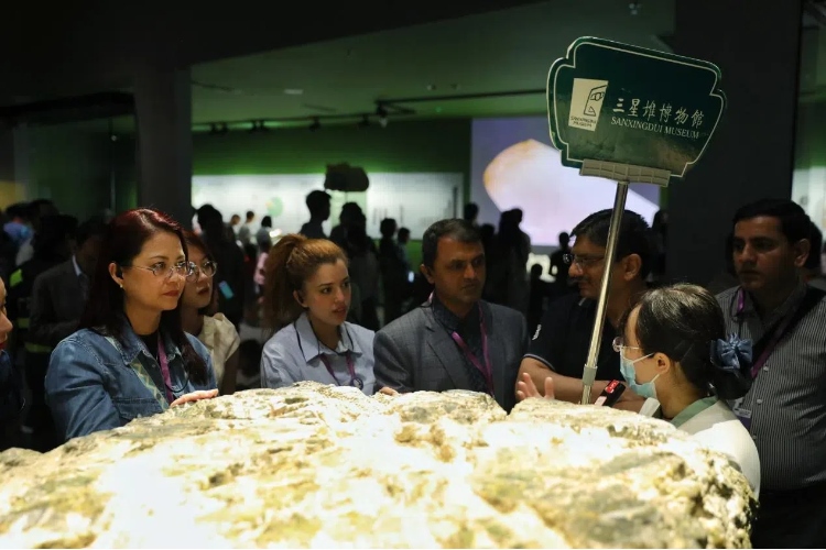 8月31日，亞洲媒體考察團(tuán)參訪三星堆博物館。左一為馬來西亞《星報(bào)》首席商務(wù)官莉迪婭·王?！吨袊?jīng)濟(jì)周刊》記者肖翊攝