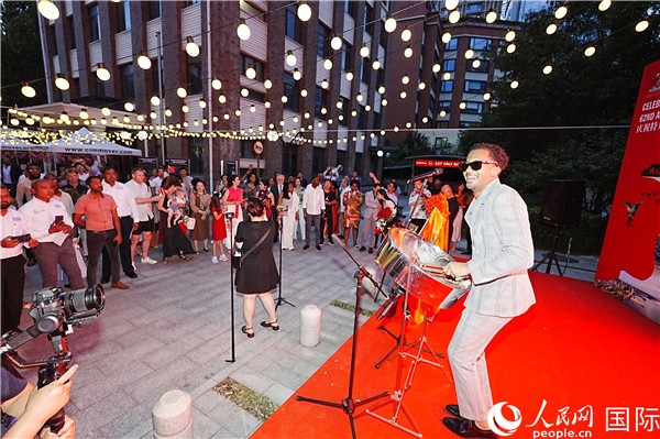 來(lái)自特多的藝術(shù)家在慶祝儀式上表演特多鋼鼓。人民網(wǎng)記者 趙益普攝