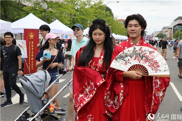 5、當(dāng)?shù)厝A僑華人身穿漢服參加文化節(jié)。 人民網(wǎng)記者 李志偉攝