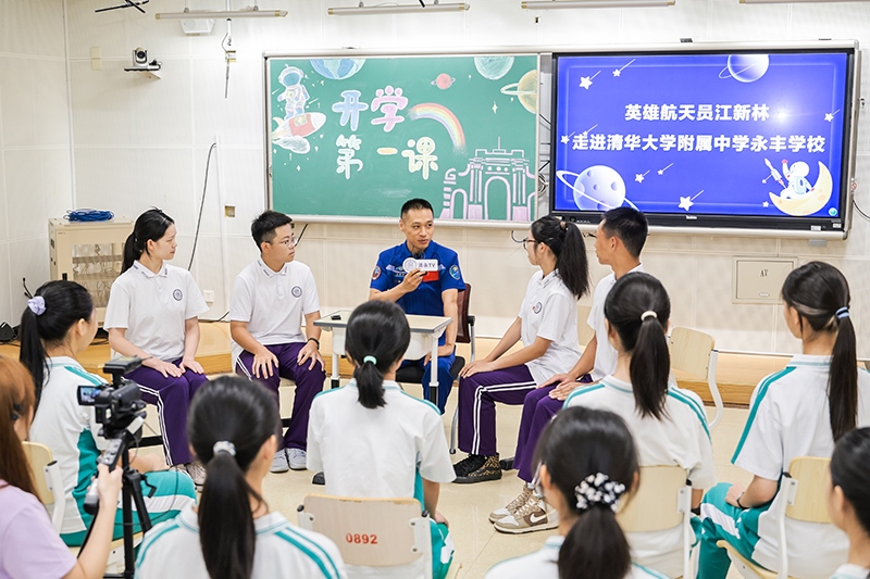 “英雄航天員”江新林給學(xué)生們帶來“開學(xué)第一講”。學(xué)校供圖