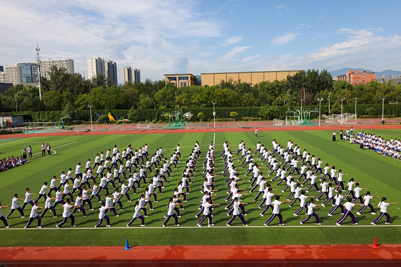 高一學(xué)生在開學(xué)典禮中表演軍體拳。學(xué)校供圖
