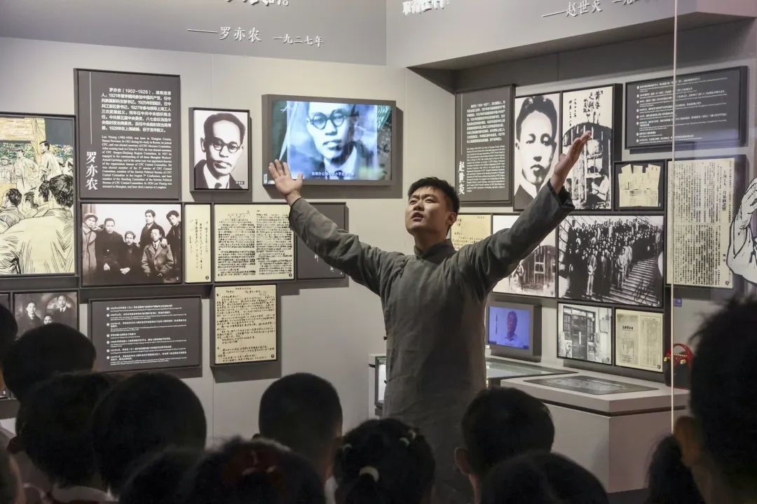 勞模身穿長袍再現(xiàn)烈士事跡。徐匯區(qū)總工會供圖