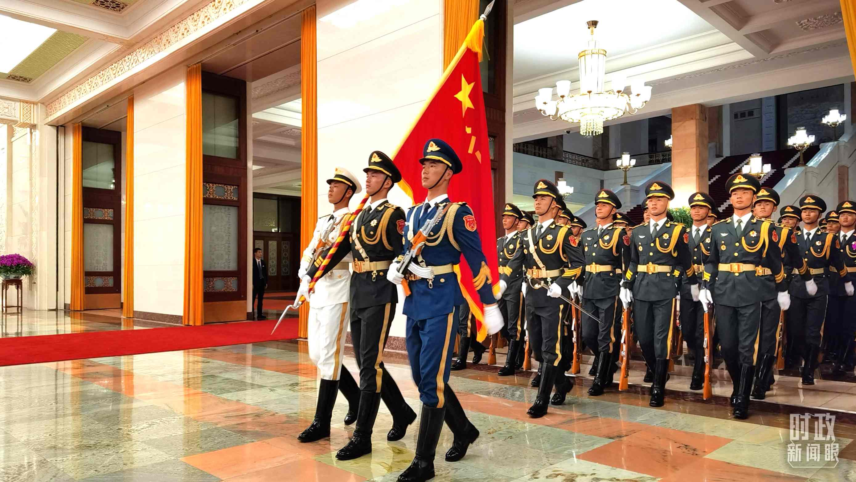△9月2日，習(xí)主席在人民大會堂北大廳為拉馬福薩總統(tǒng)舉行歡迎儀式。（總臺央視記者郭鴻拍攝）