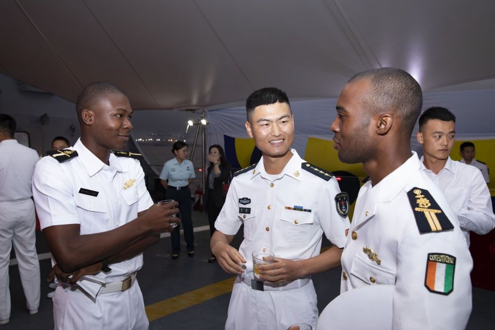 2023年6月25日，中國和科特迪瓦雙方官兵在南寧艦舉辦的甲板招待會上交流。中國海軍第43批護(hù)航編隊(duì)22日抵達(dá)科特迪瓦經(jīng)濟(jì)首都阿比讓，開始對科特迪瓦為期4天的友好訪問。