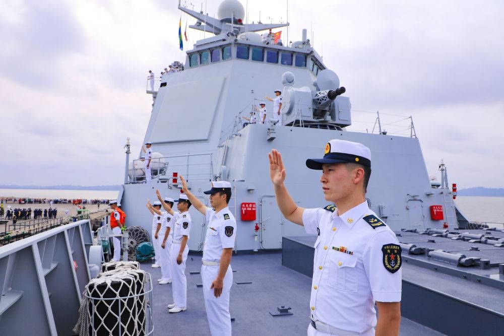 2023年7月8日，中國海軍第43批護(hù)航編隊(duì)官兵向加蓬利伯維爾奧文多港碼頭的歡迎人群揮手致意。中國海軍第43批護(hù)航編隊(duì)抵達(dá)加蓬利伯維爾，開始對加蓬進(jìn)行為期4天的友好訪問。