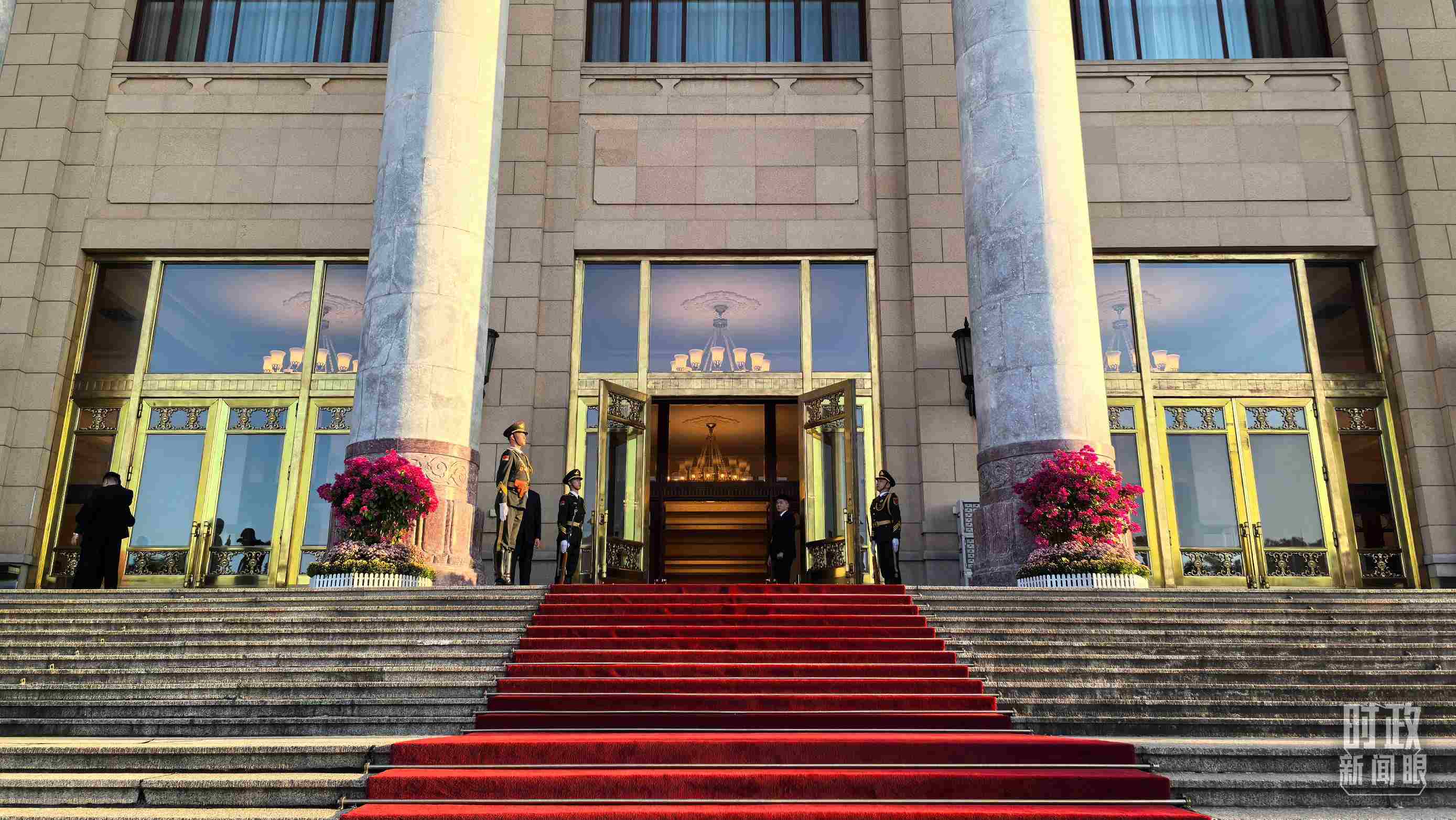 △人民大會堂外，禮兵列隊迎接貴賓。（總臺央視記者陸泓宇拍攝）