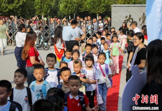 9月1日起，河北省衡水市各中小學陸續(xù)開學。9月4日，2024級小學一年級新生集中入學，為迎接新同學，各學校開展了豐富多彩的活動。 據衡水市教育局介紹，今年衡水市746所中小學共迎來75.1萬名新生。其中，全市550所小學迎來新生34.46萬名。圖為衡水市第十二中學小學部的一年級新生走紅毯。陳康 攝