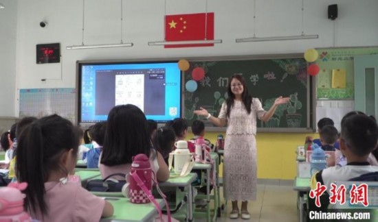 圖為衡水市新苑小學，老師正在給學生講開學第一課的內容。王天祥 攝