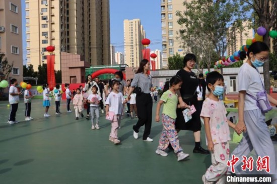 圖為衡水市新苑小學，小學一年級新生佩戴“夢想徽章”后，步入校園 。王天祥 攝