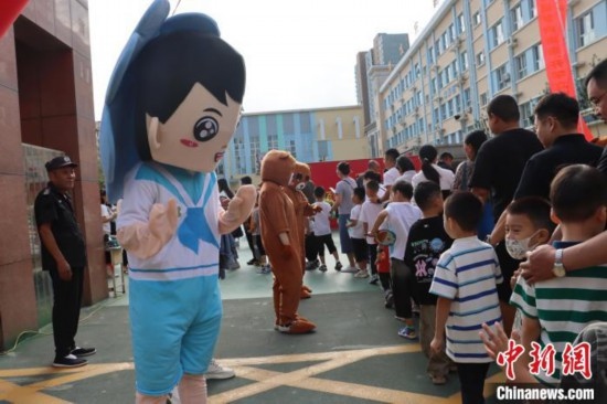 圖為衡水市新苑小學，老師穿上玩偶服裝歡迎新生入學。王天祥 攝
