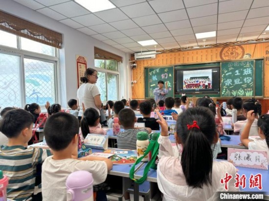圖為衡水市康復街小學，老師講解開學第一課校園紀律與禮儀。徐鵬璐 攝