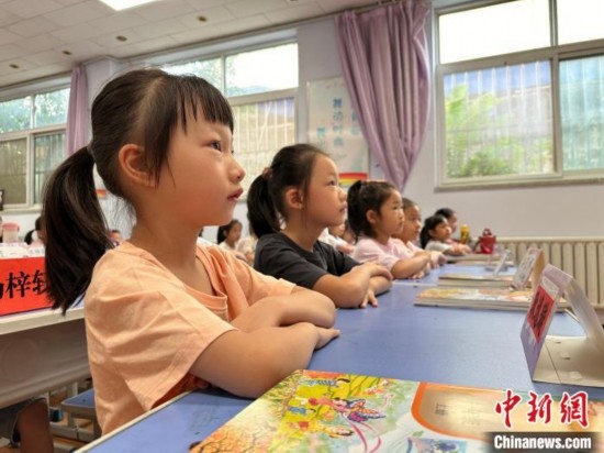 圖為衡水市康復街小學，小學生聽老師講開學第一課內容。徐鵬璐 攝
