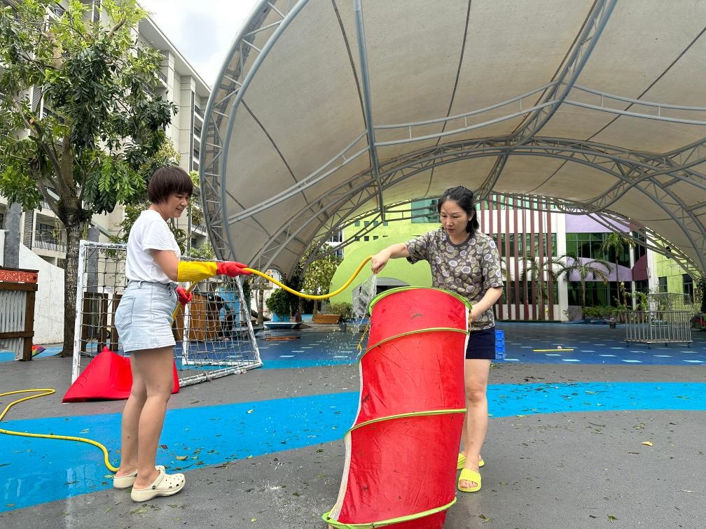 海口市教育幼兒園在臺(tái)風(fēng)過后進(jìn)行室外環(huán)境清理。新華社記者 陳凱姿 攝