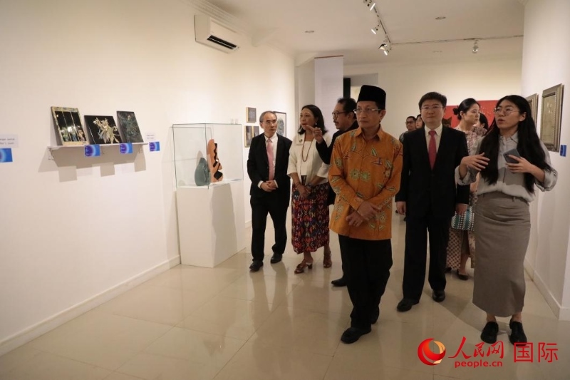 參加開幕式的嘉賓參觀展覽。人民網記者曹師韻攝