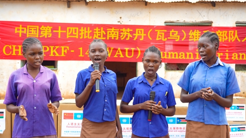 動(dòng)聽的歌聲歡迎中國(guó)官兵。王軍杰攝