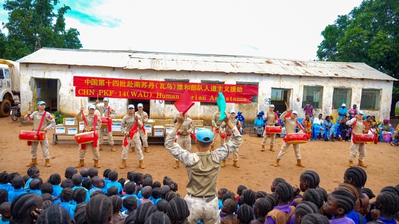 進(jìn)行傳統(tǒng)鑼鼓表演。鄧原淘攝