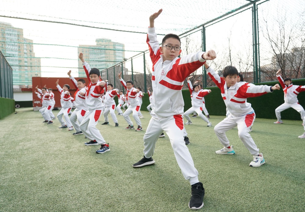 2024年2月21日，在人大附中實驗小學(xué)，學(xué)生們在體育課中進(jìn)行武術(shù)練習(xí)。新華社記者 任超 攝
