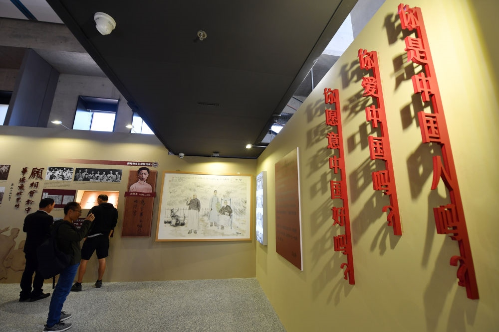 在南開大學(xué)海冰樓內(nèi)，墻上掛著“愛國三問”（2019年10月14日攝）。新華社記者 李然 攝