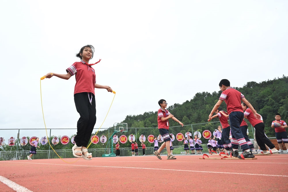 在廣西桂林市龍勝各族自治縣龍勝鎮(zhèn)第二小學(xué)，學(xué)生在大課間跳繩（2024年6月26日攝）。新華社記者 姜克紅 攝