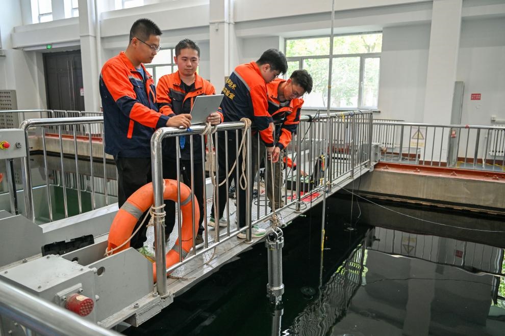 哈爾濱工程大學水聲工程學院學生在進行技術實驗。新華社記者王松 攝