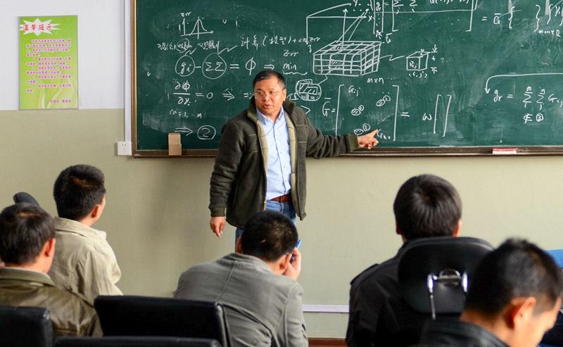 2011年4月，著名地球物理學(xué)家黃大年為學(xué)生們授課。