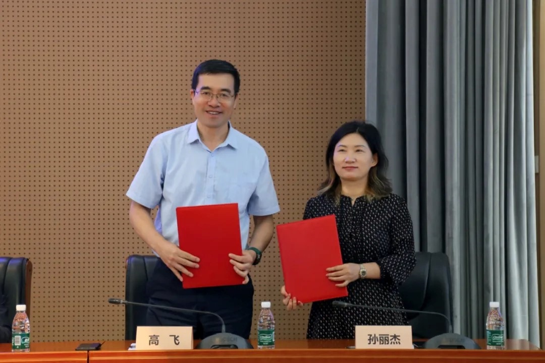 外交學(xué)院副院長(zhǎng)高飛與中國(guó)國(guó)際科學(xué)技術(shù)合作協(xié)會(huì)執(zhí)行副會(huì)長(zhǎng)兼秘書長(zhǎng)孫麗杰簽署戰(zhàn)略合作備忘錄并啟動(dòng)科技外交官搖籃計(jì)劃。主辦方供圖